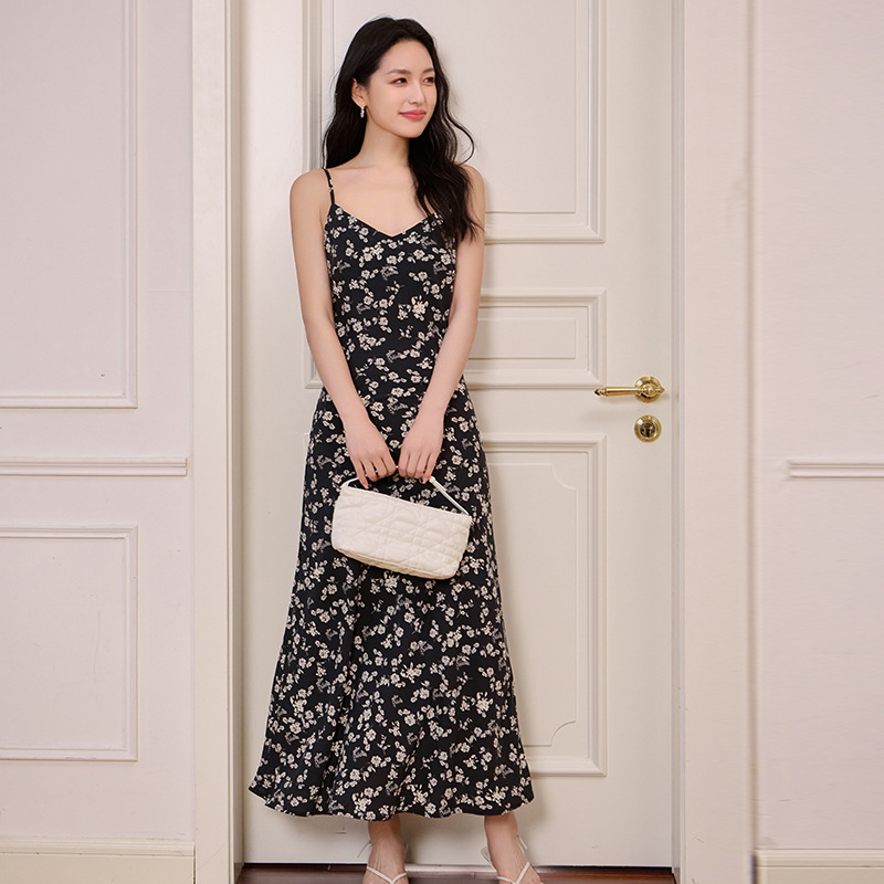 Summer's new French retro black floral halter dress, a stylish A-line dress with a cinched waist for women's tea break details Picture