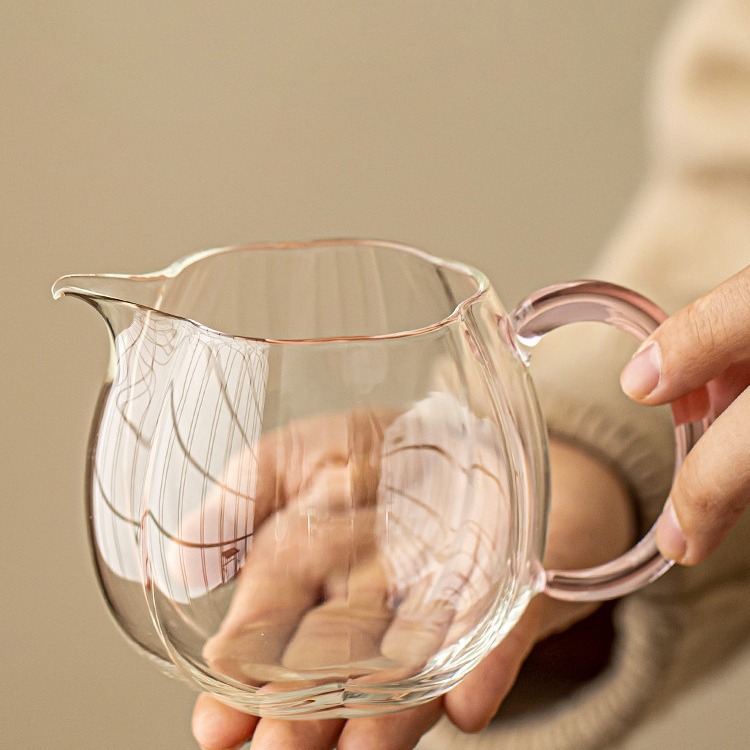 Fair cup glass high-end tea sea, pure handcrafted tea divider, high-transparency glass public cup, colorful handle, creative tea divider fair cup Specification image