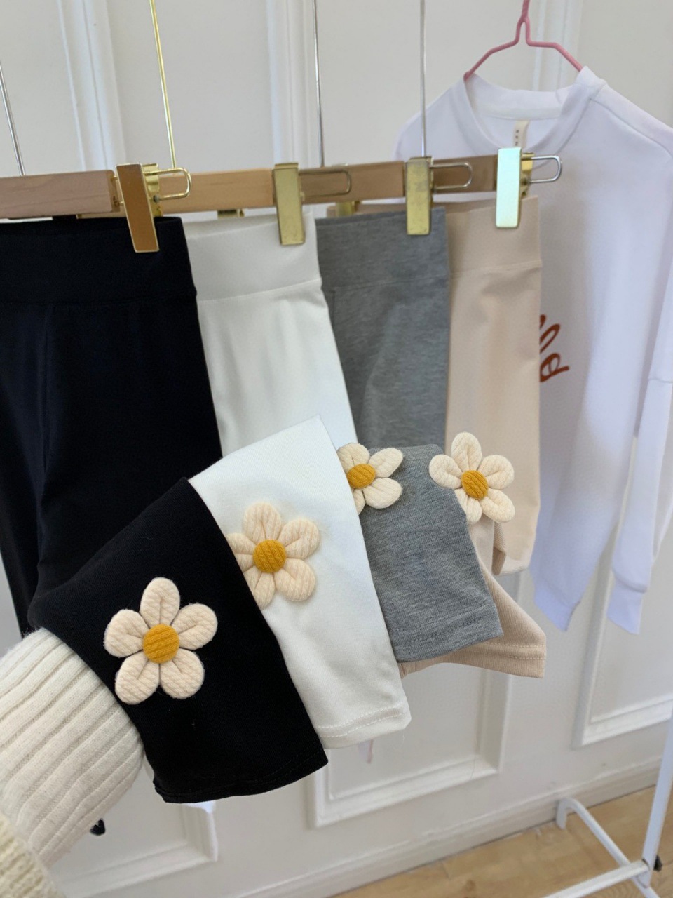 Autumn and winter Korean-style children's leggings, sunflower cotton girls' leggings, high-waisted slim-fit pants details Picture