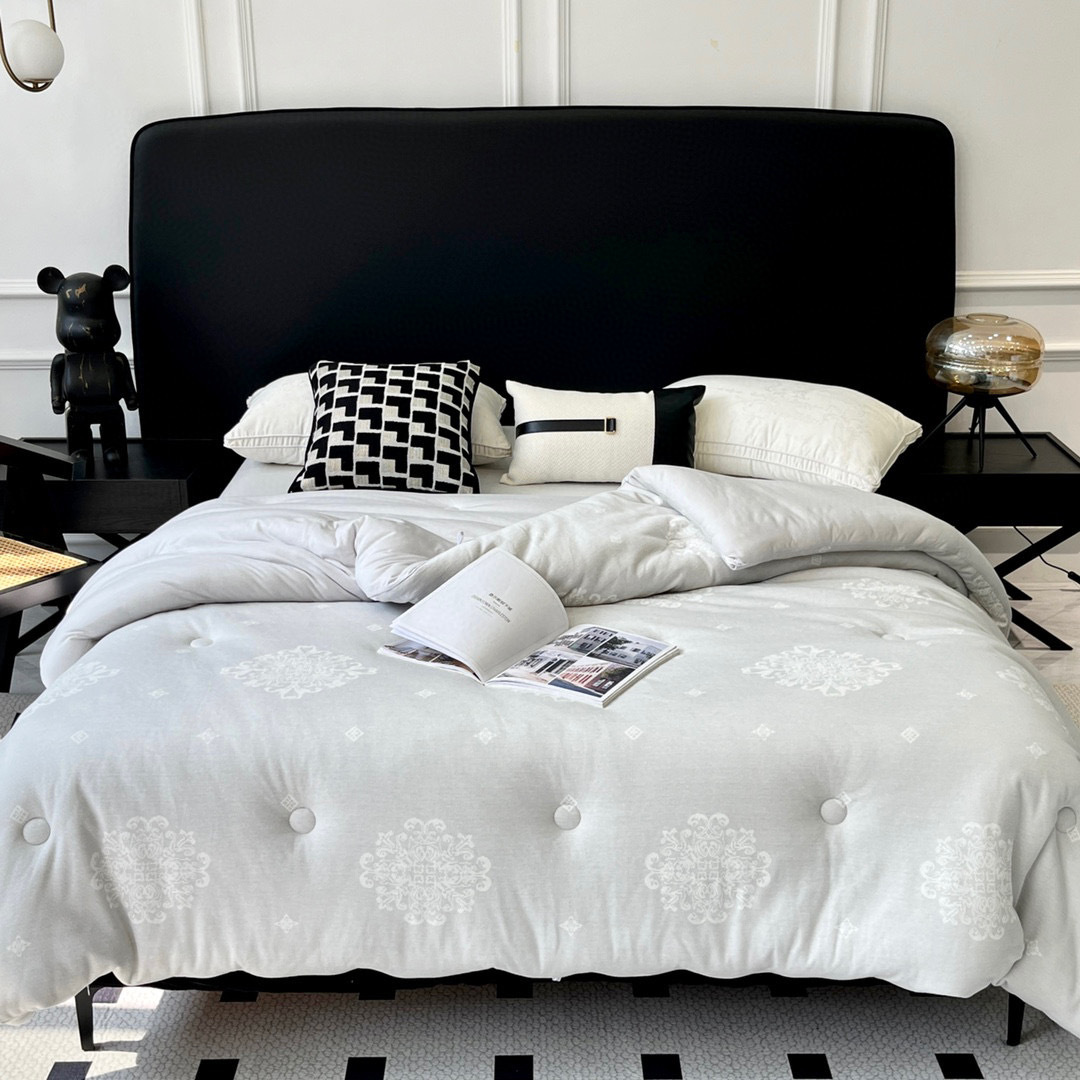 The store's signature product is the high-end far-infrared heating antibacterial quilt with a Pima cotton and cashmere core. It is a close-fitting, warm and healthy quilt T Specification image