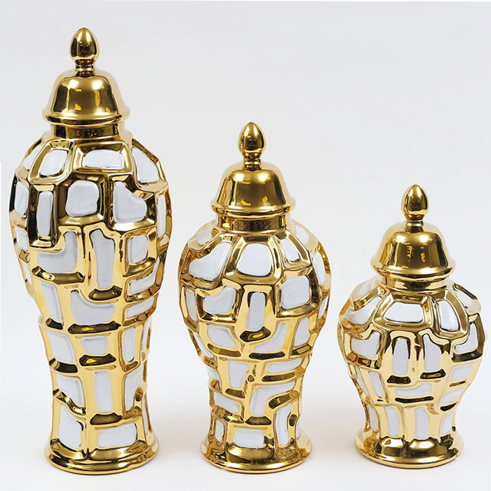 Light luxury electroplated gold checkered ceramic general jar art storage jar, model room hotel decoration vase, Golden castle vase Item Picture