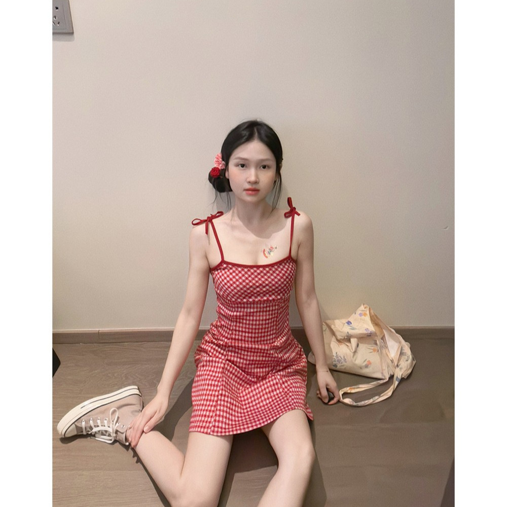 A simple red checkered halter dress for women's summer 2024 new style, a popular short skirt for petite women with exposed collarbones and a cinched waist