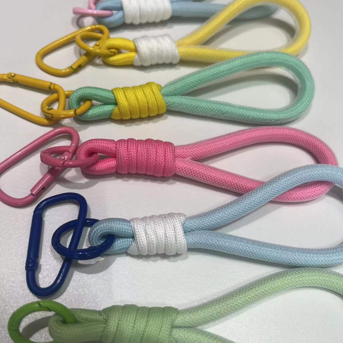公仔挂件色手机挂绳钥匙扣简约短款钥匙圈环挂饰西高地挂绳多巴胺