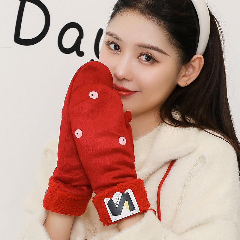 The winter gloves of the girl with thick fleece on the fingers keep warm. The cute cartoon students' fleece gloves for cycling and driving are fashionable Application Scenario