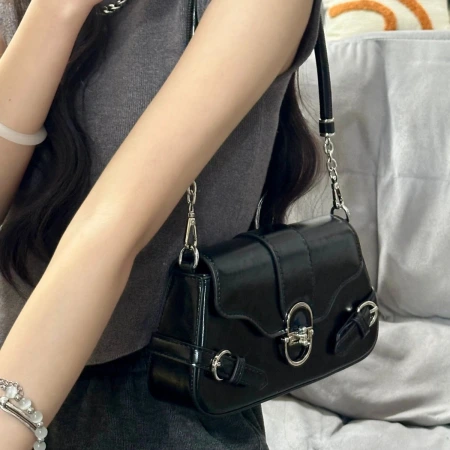 The 2024 new underarm bag from Maillard, a retro single-shoulder bag, exudes a sense of high-end fashion and is a stylish commuter crossbody bag The 2024 new underarm bag from Maillard, a retro single-shoulder bag, exudes a sense of high-end fashion and is a stylish commuter crossbody bag