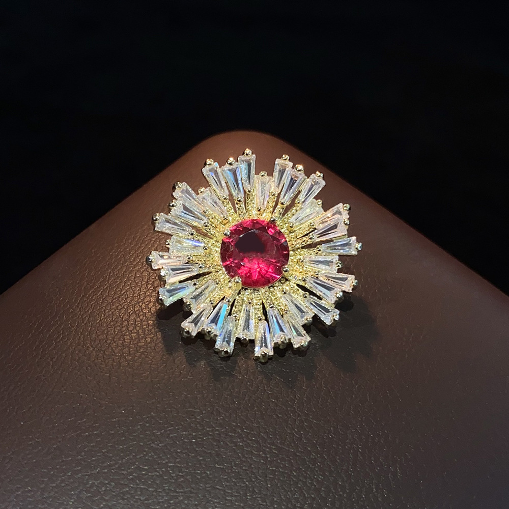 The new cross-border fashion chrysanthemum large-carat zircon small brooch exudes an elegant and leak-proof style, featuring a collar and corsage details Picture