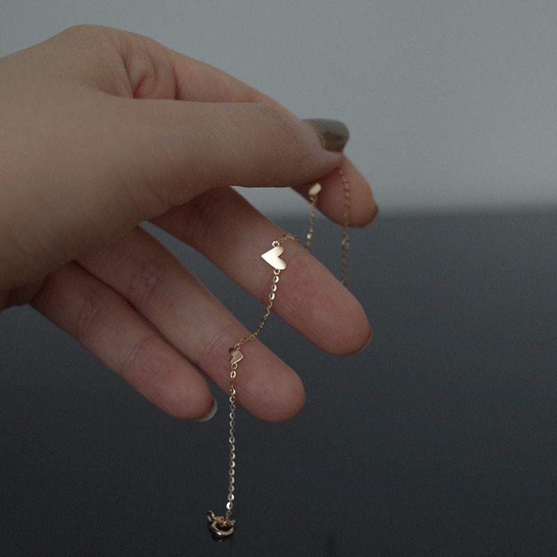 A simple heart-shaped bracelet with a Japanese and Korean style for women, made of titanium steel and gold-plated with three hearts. It is a niche design for students Specification image