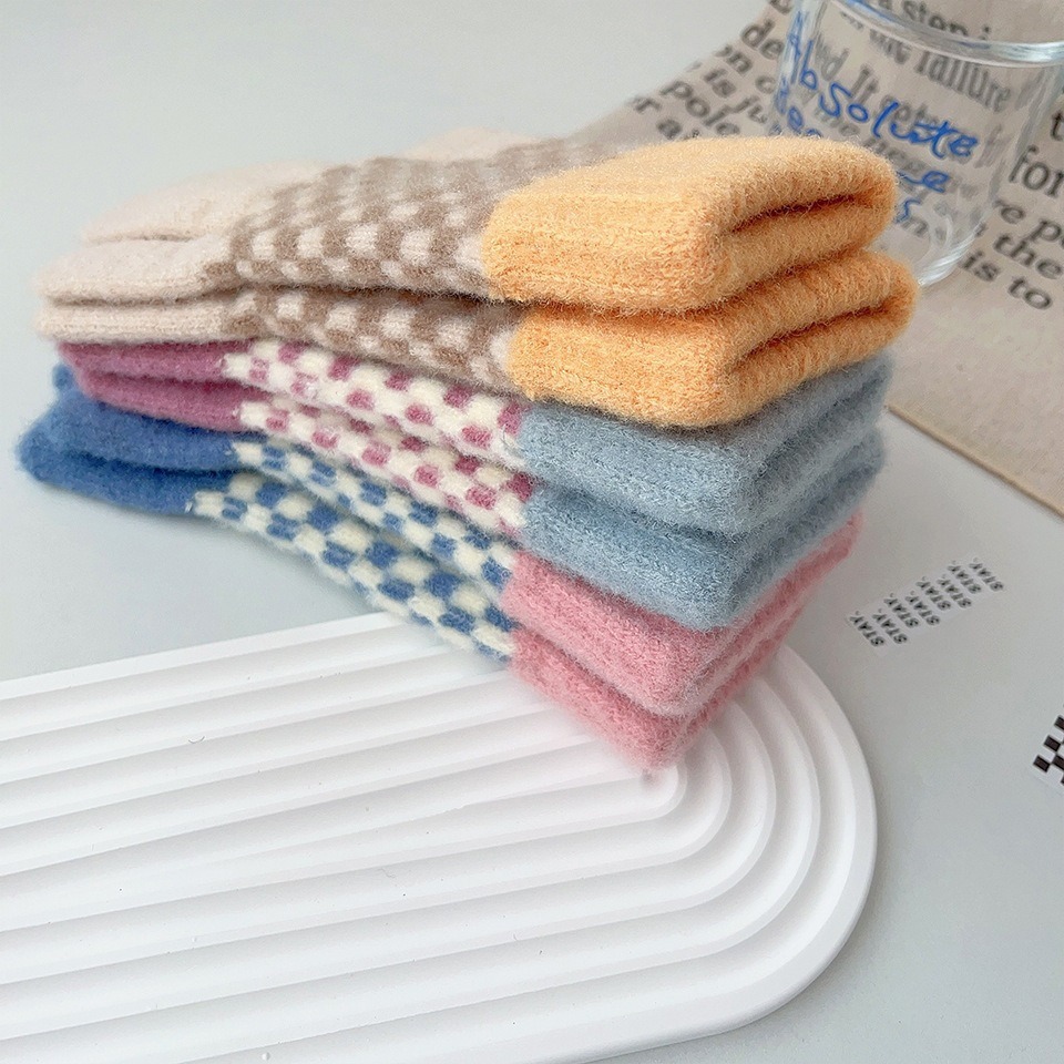 Versión coreana engrosada mujer guantes invierno frío y calor ciclismo al aire libre de punto todos los dedos tablero de ajedrez color de choque pantalla táctil Specification image