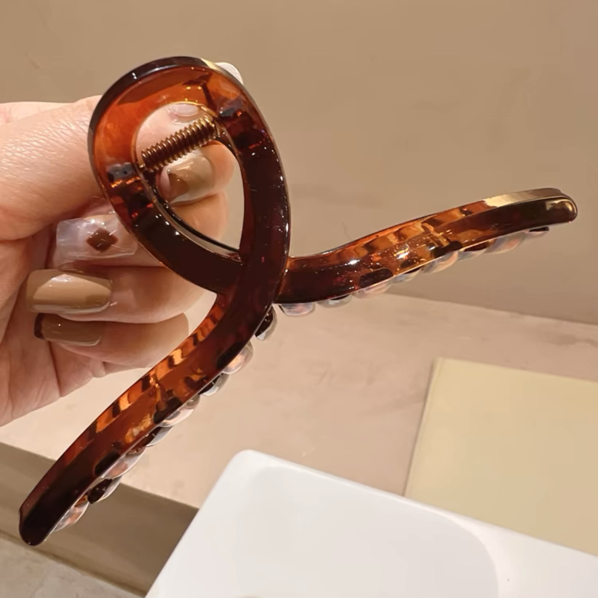 High-end, tea-brown, simple hairpin, large shark clip at the back of the head, women's 2024 new headwear hair clip Application Scenario