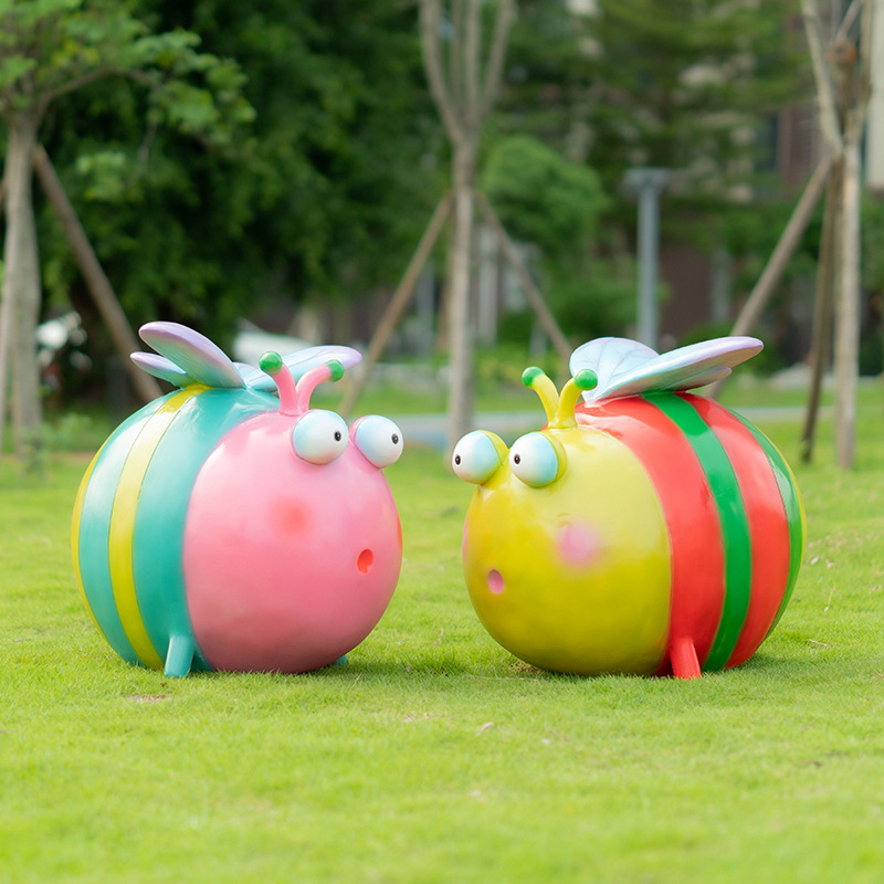 Cartoon Bee Fiberglass Sculpture Outdoor Garden Landscape Vignette Mall Kindergarten Garden Lawn Decoration