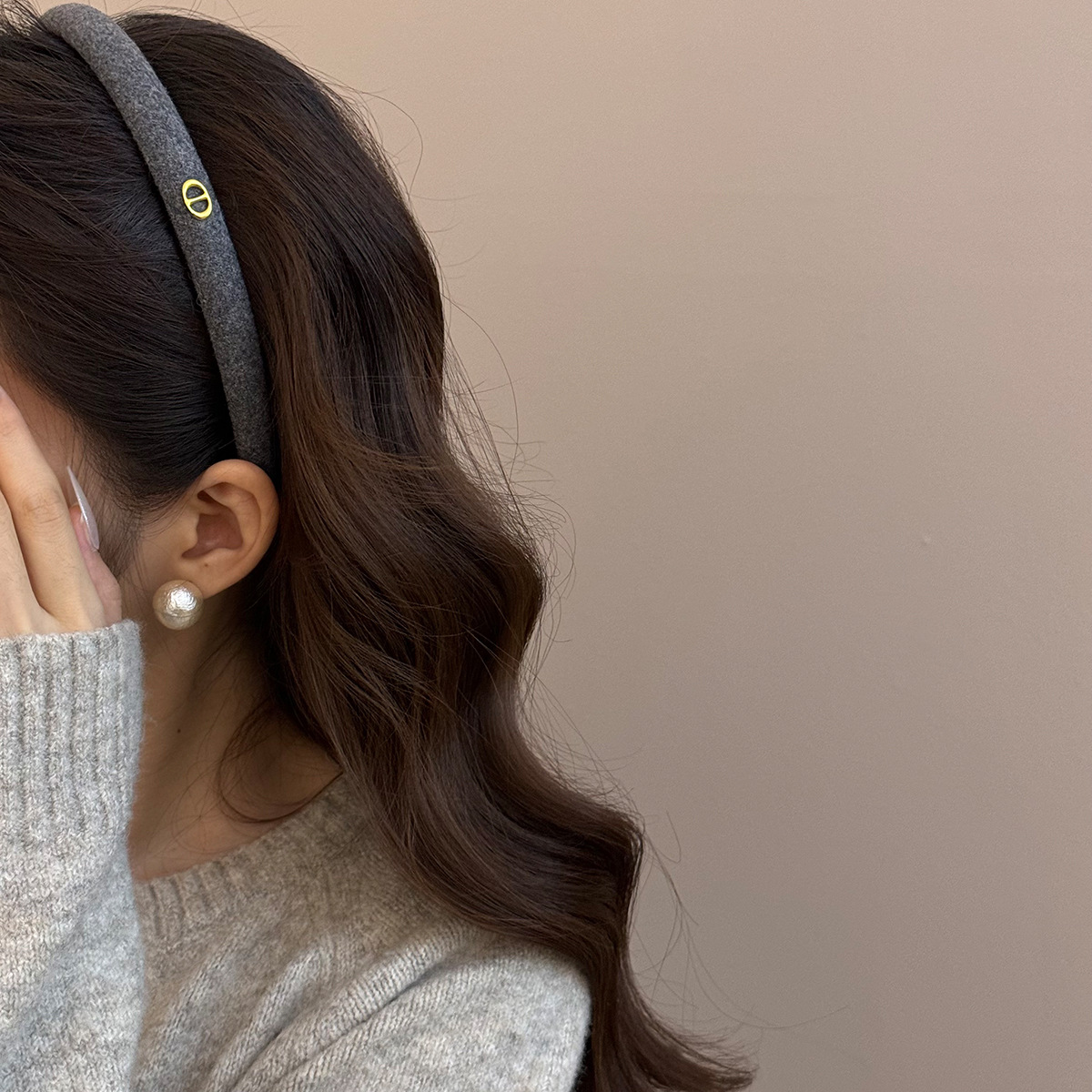 The retro and simple narrow version of the gold label letter headband is a versatile and elegant daily fashion hair accessory for women details Picture