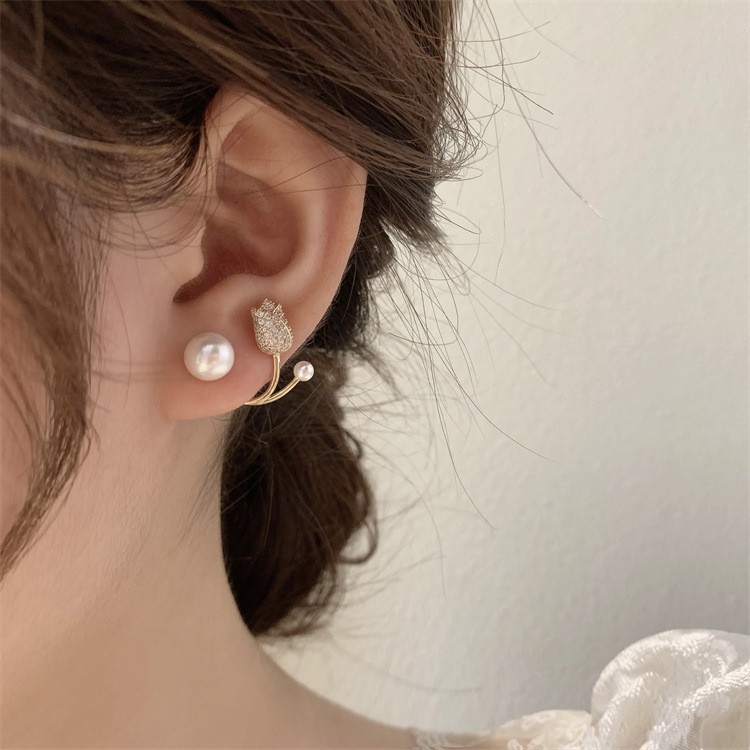 Korean Version Of Fashion Simple Temperament Pearl Flower Zircon Piercing Women's Earrings Cross-Border Foreign Trade Supply Wholesale Application Scenario