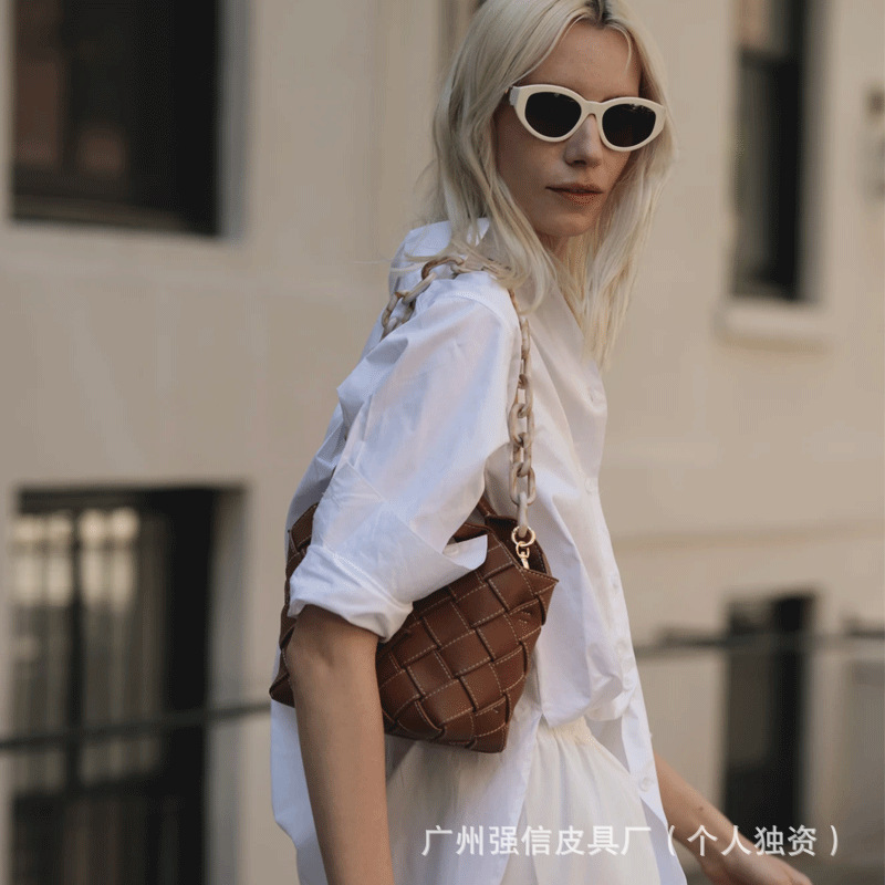 The cross-border bestseller VERE Maillard style light luxury high-end single-shoulder pleated cowhide hand-woven handbag Specification image