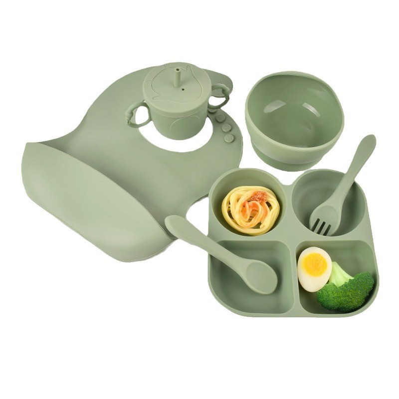Six-piece set of baby compartments silicone dinner plates, children's forks and spoons, learning drinking cups, and four-compartment baby food bowls and plates full figure