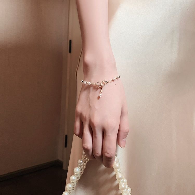 A sweet, simple and versatile Korean bow bracelet with a unique design. A student best friend on Instagram details Picture