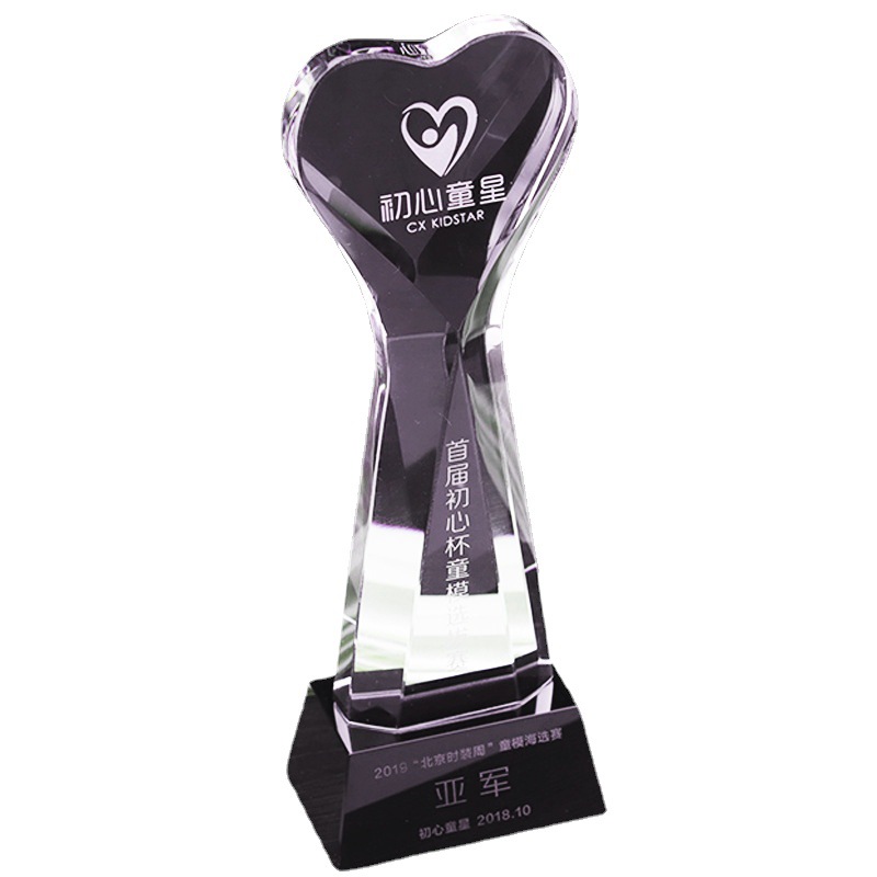 Crystal Glass [Heart Simple Style] Crystal Trophy Annual Meeting Reward Competition Activity Outstanding Employee Trophy Application Scenario