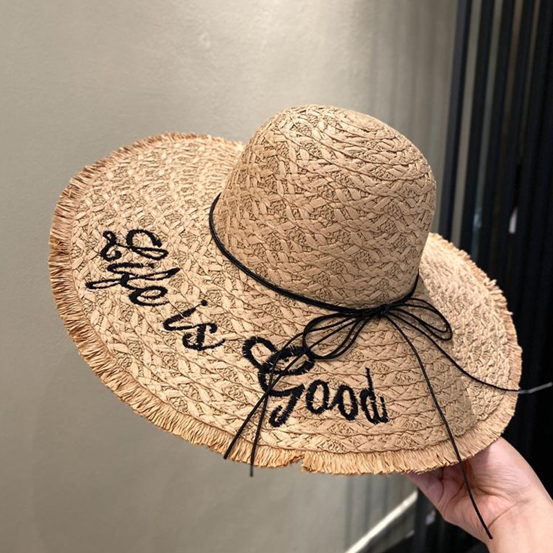 A straw hat with woven and embroidered letters, a super large brim, a women's summer outdoor hat that shows off the face, a small sunshade and sun protection, a beach sun hat
