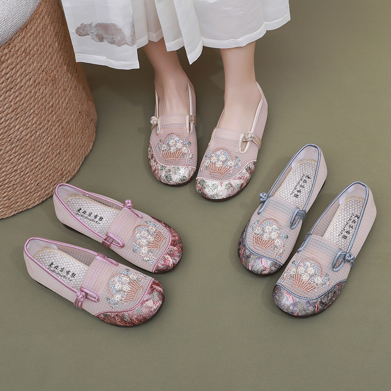 New style of women's shoes, old Beijing cloth shoes, women's breathable, cut-out and embroidered shoes, one-step mom shoes, women's shoes, versatile, national trend, national trend Application Scenario