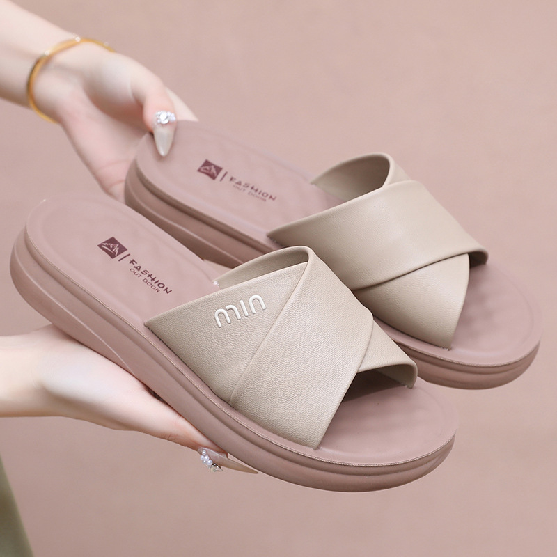 New style of Mom slippers for women, summer outerwear, soft soles, anti-slip, 2026, for middle-aged and elderly people, leap month, and middle-aged people, one-word cool slippers Application Scenario