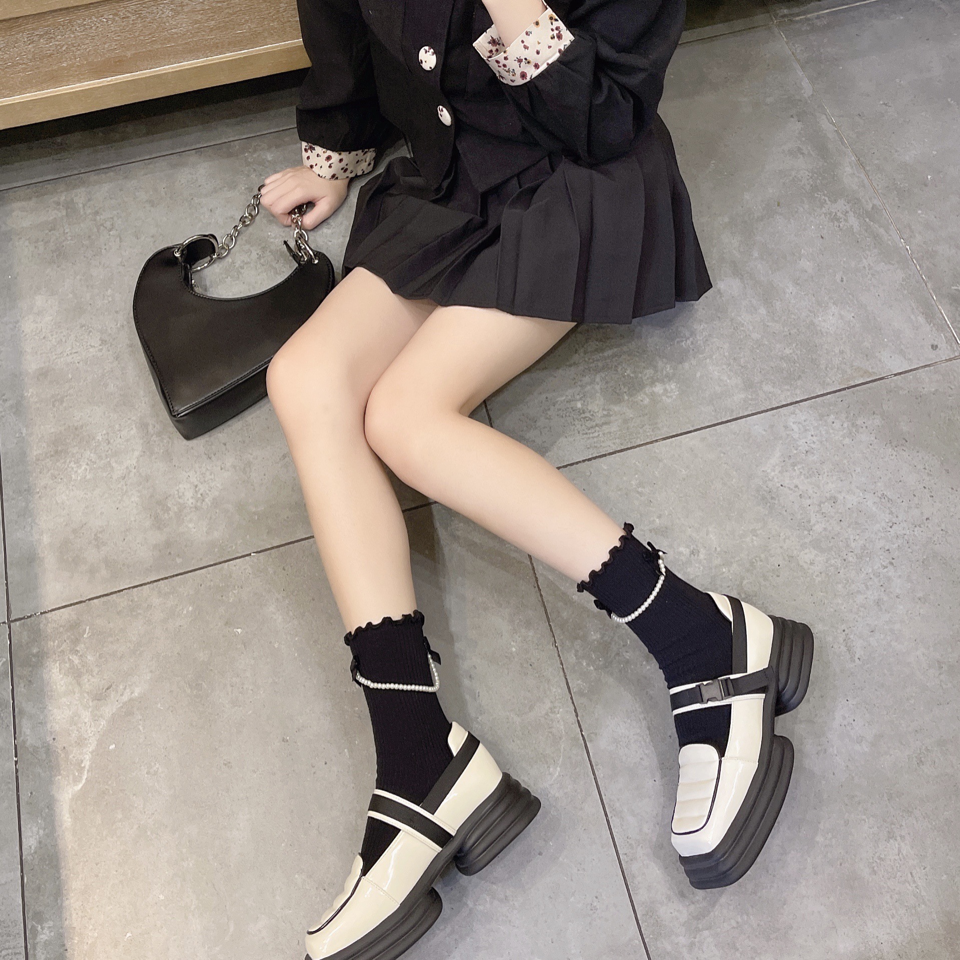 New autumn and winter collection: French retro style bellflower tea break, pearl tassel, flocked bow, cotton and black fungus edge short socks Item Picture