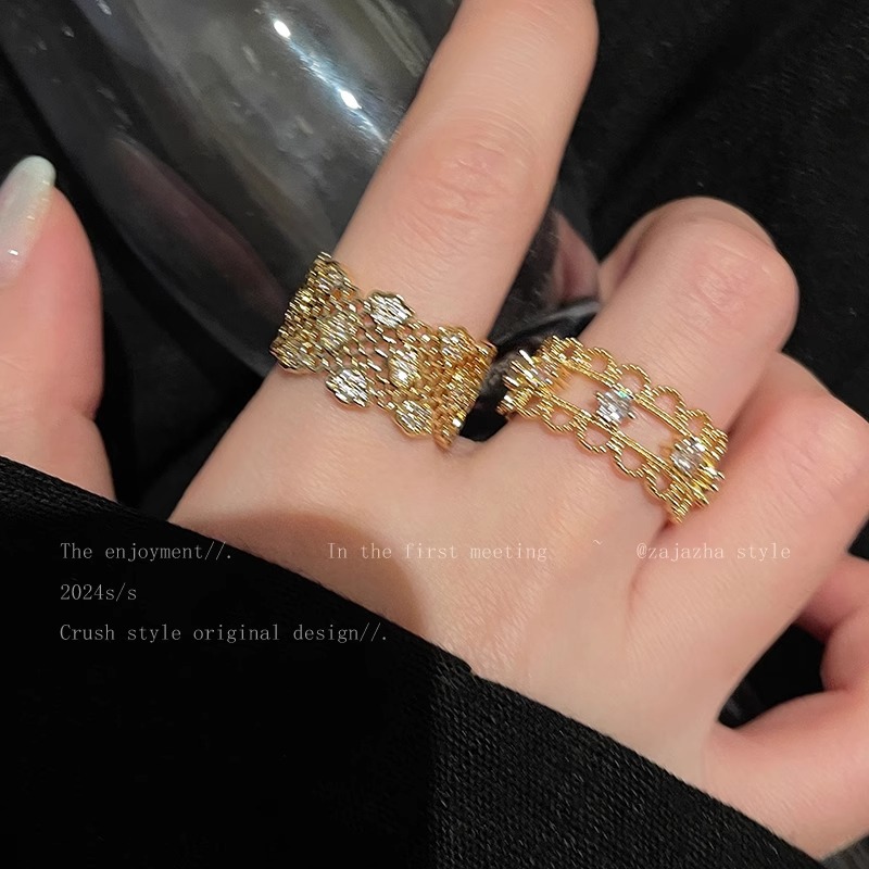 The New Kimoj Ring Exudes A High-End Korean Style And Is Fashionable. It Features A Wide, Hollowed-Out Lace Opening Ring With A French Retro Style. It's A Versatile Ring For Commuting And Trendy details Picture