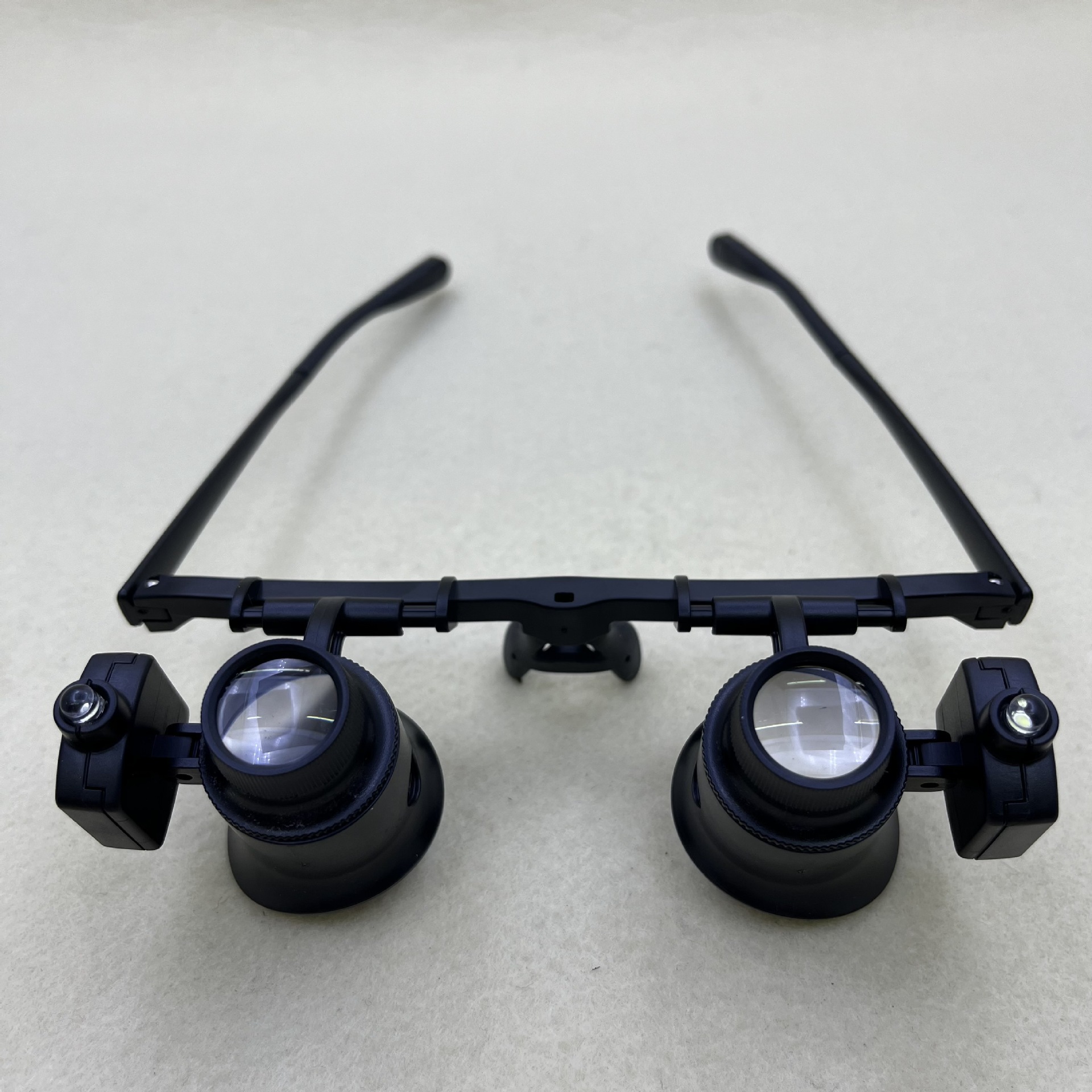 New 9892A-IIP head-mounted glasses with LED light 25x magnifying glass for watch inspection, repair and jewelry appraisal Application Scenario