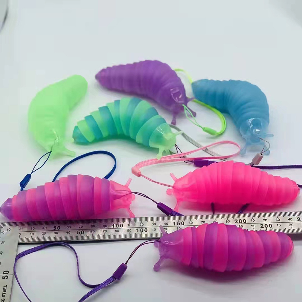 2022 Cross-border explosive small glow-in-the-dark caterpillar lashing Slug children's puzzle vent relief toy Application Scenario
