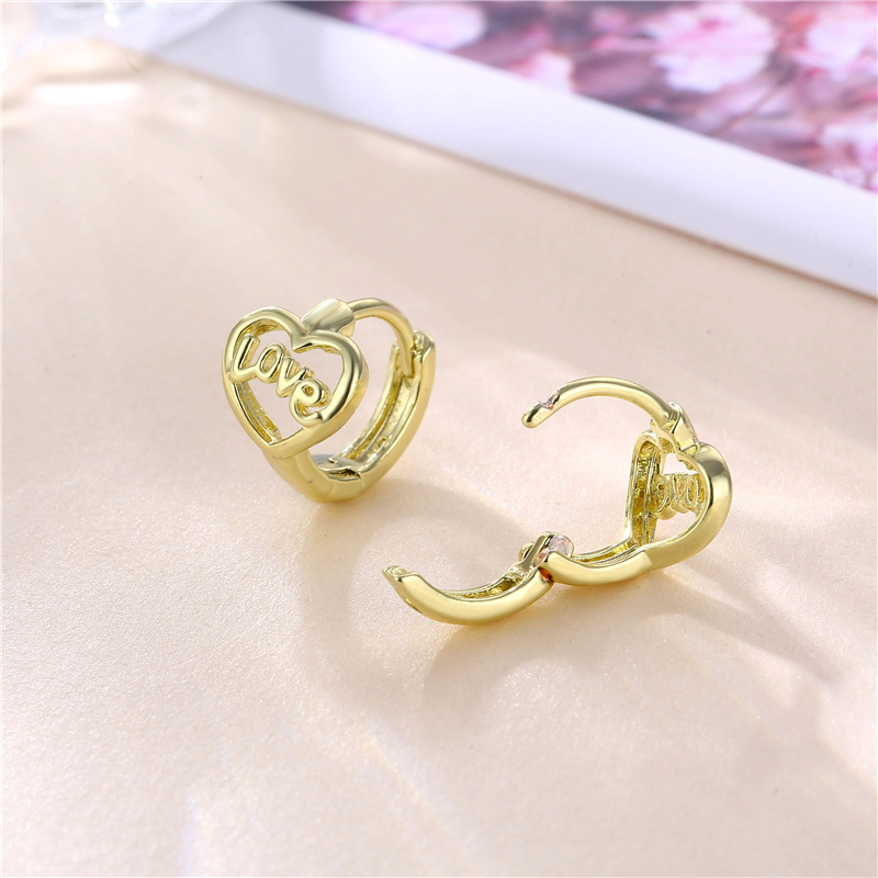 18K Gold Hollow Love Heart Metal Texture Earrings Female New Earrings Personality Simple Love Earrings Buckle Earrings Popular Accessories Fashion Earrings Korean Version Application Scenario