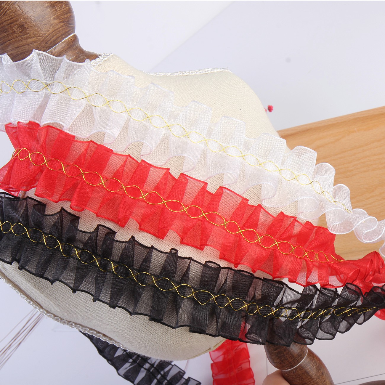 قطع من الحلي المصنوعة من الحرير الثلجي الخشن من الفضة والذهبية المغلفة بالتجاعيد Specification image