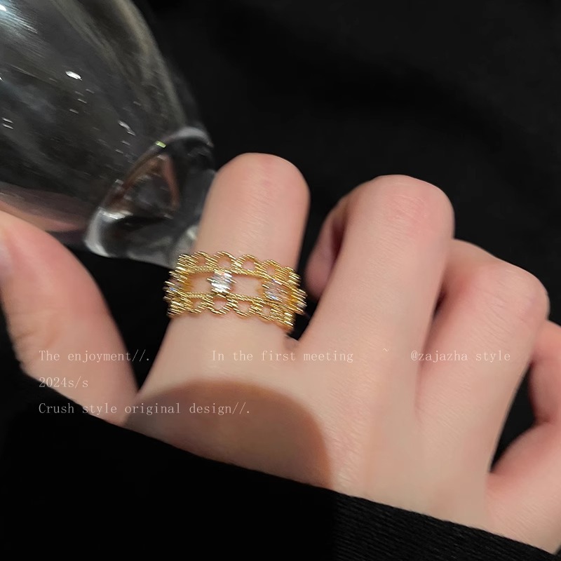 The New Kimoj Ring Exudes A High-End Korean Style And Is Fashionable. It Features A Wide, Hollowed-Out Lace Opening Ring With A French Retro Style. It's A Versatile Ring For Commuting And Trendy Specification drawing