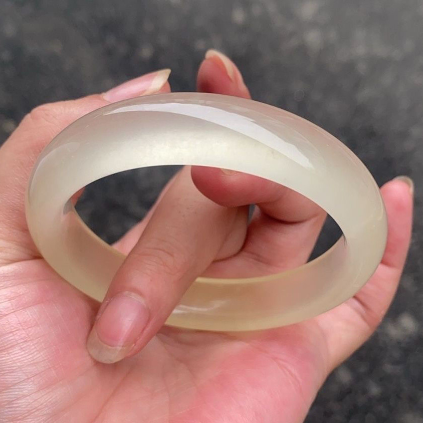 玉佩/玉镯/和田玉/玉手镯/玉手镯假的白底实物图