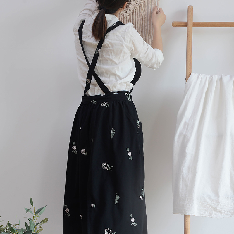 Cross-Border Korean Version Of Embroidery Cotton Kitchen Apron Housework With Pockets Cotton Linen Waterproof Apron Waist Factory Wholesale Application Scenario