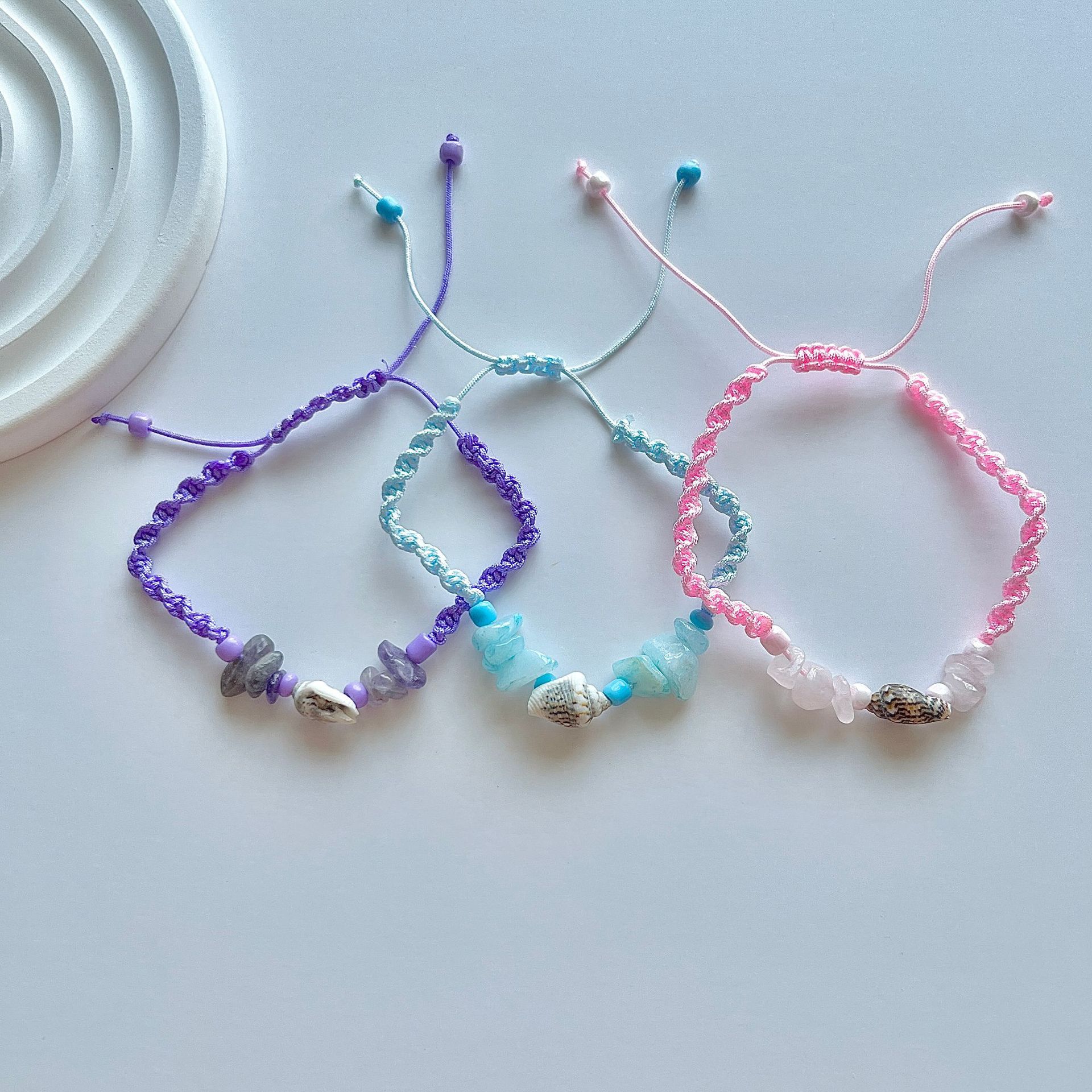 A batch of fashionable men's and women's ocean-style beach surfing bracelets with a sea snail color and crushed stone weaving style, which are popular cross-border products in Europe and America Specification image
