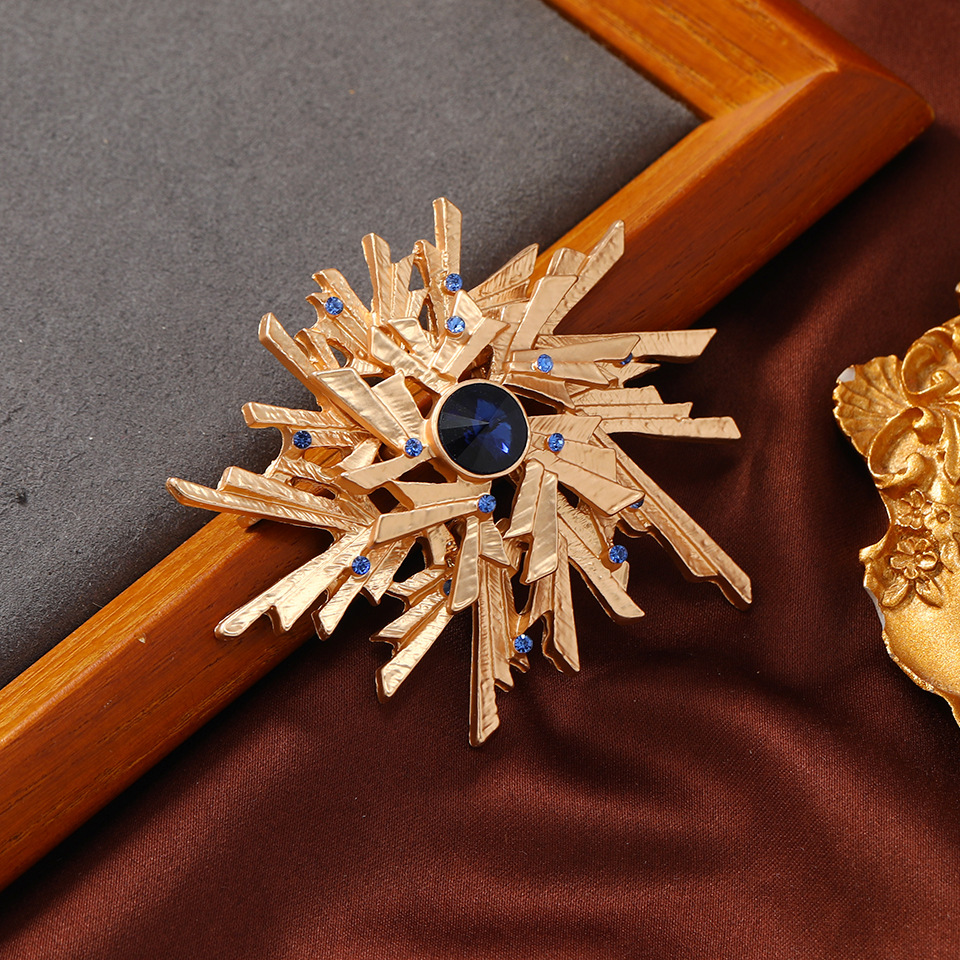 Palace vintage Brooch Alloy Mechanical Brooch Double dimensional corsage suit jacket pin accessories details Picture