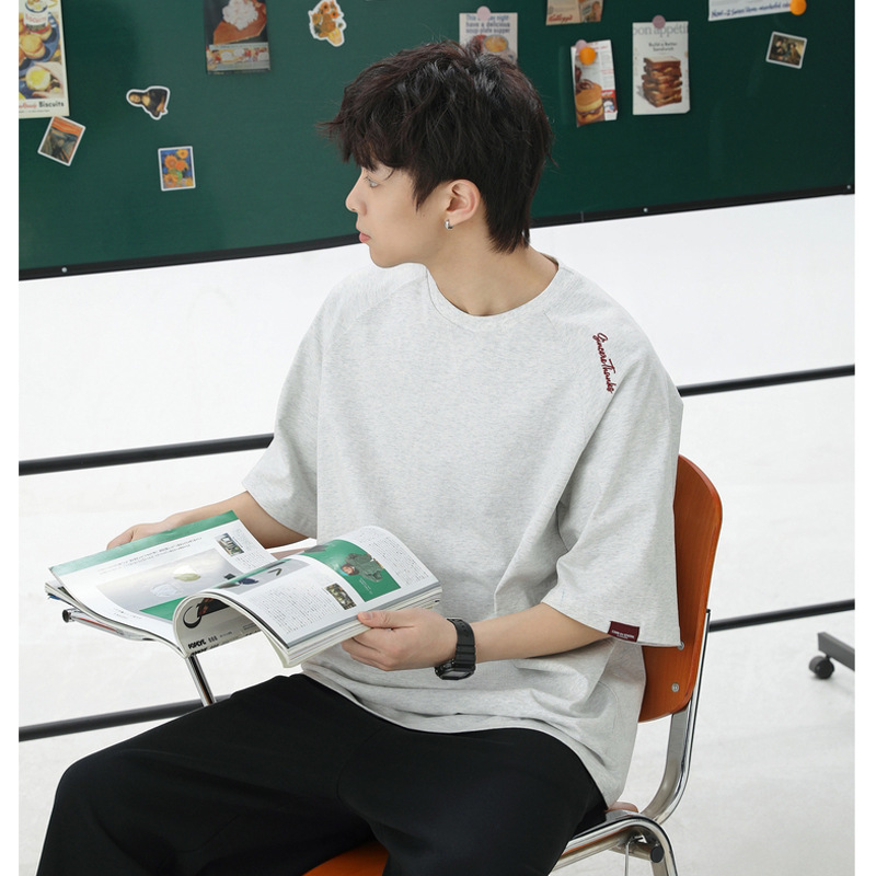 A new summer style of men's short-sleeved T-shirt with a contrasting color and letter-embroidered texture, featuring an American-style neckline and pure cotton casual shirt
