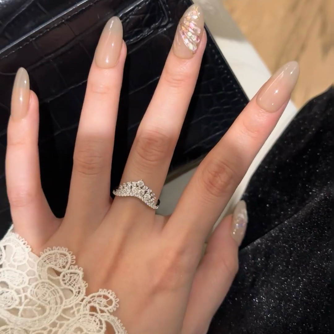 Francés exquisito pequeño hilera de diamantes corona anillo de mujer lujo ligero sentido de alta calidad 24 años nuevo temperamento de superhada versátil anillo de dedo índice