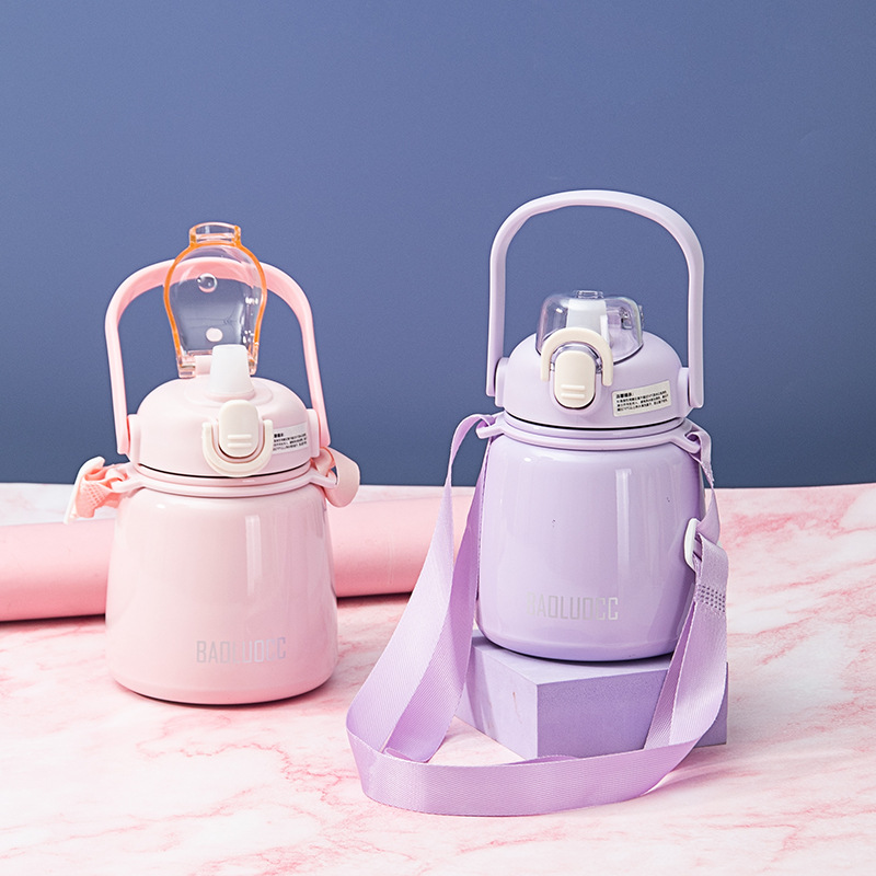 This is a popular Instagram-style insulated cup with a shoulder strap and a handle. It has a high appearance level and can be carried diagonally. It is a simple large-bellied cup and a portable straw cup Application Scenario