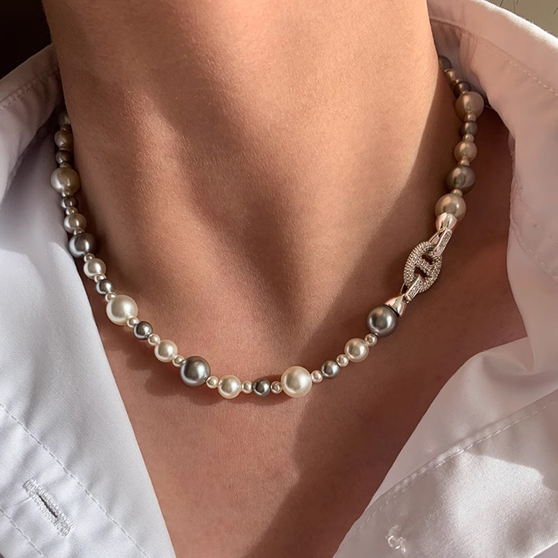 Pig nose mixed-color pearl necklace for women, a versatile and niche autumn and winter beaded sweater chain, a high-end necklace, and a simple accessory