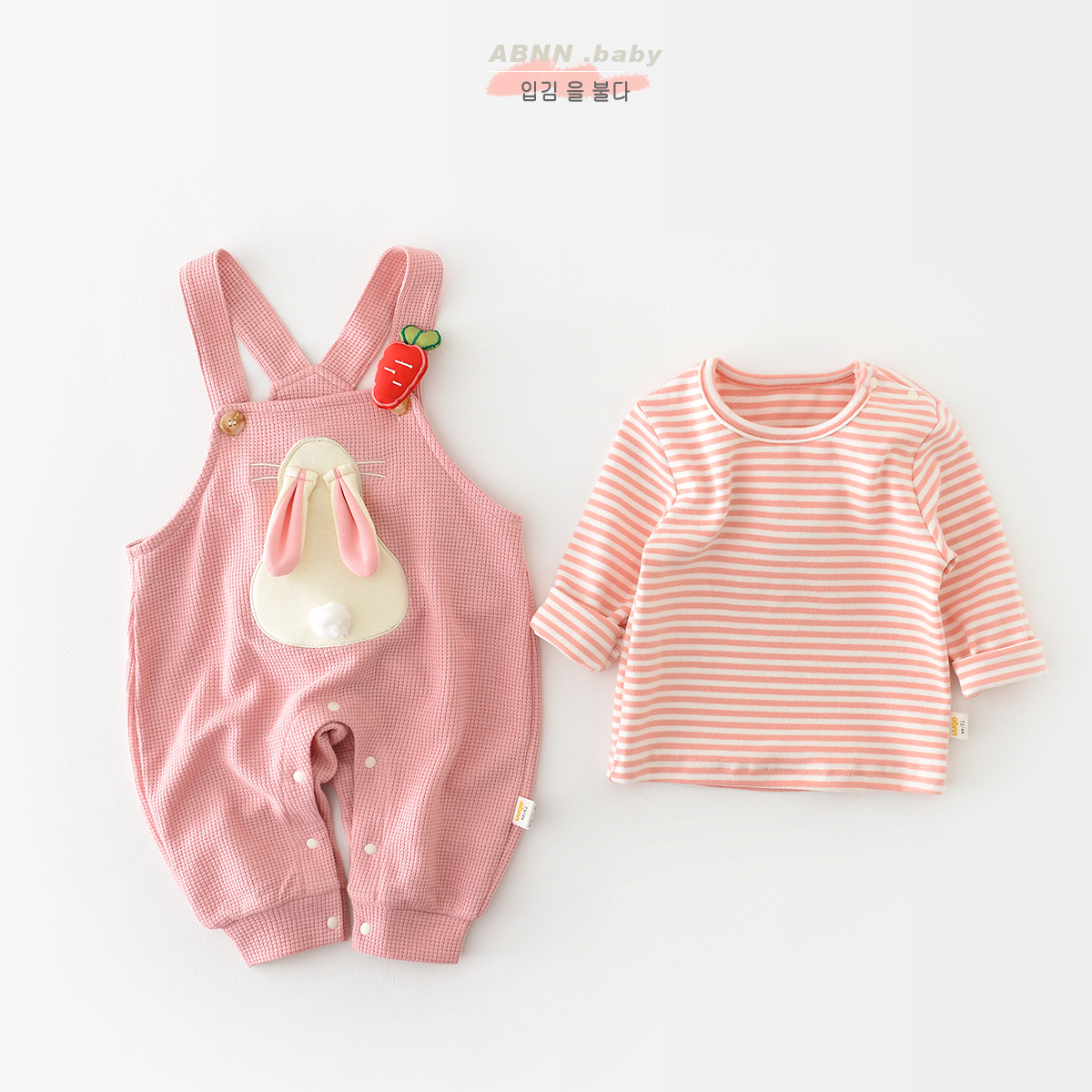 Primavera 2023 nuevo diseño bebé y niño animado pequeño conejo tirantes mujer bebé rayas camiseta conjunto de dos piezas Application Scenario