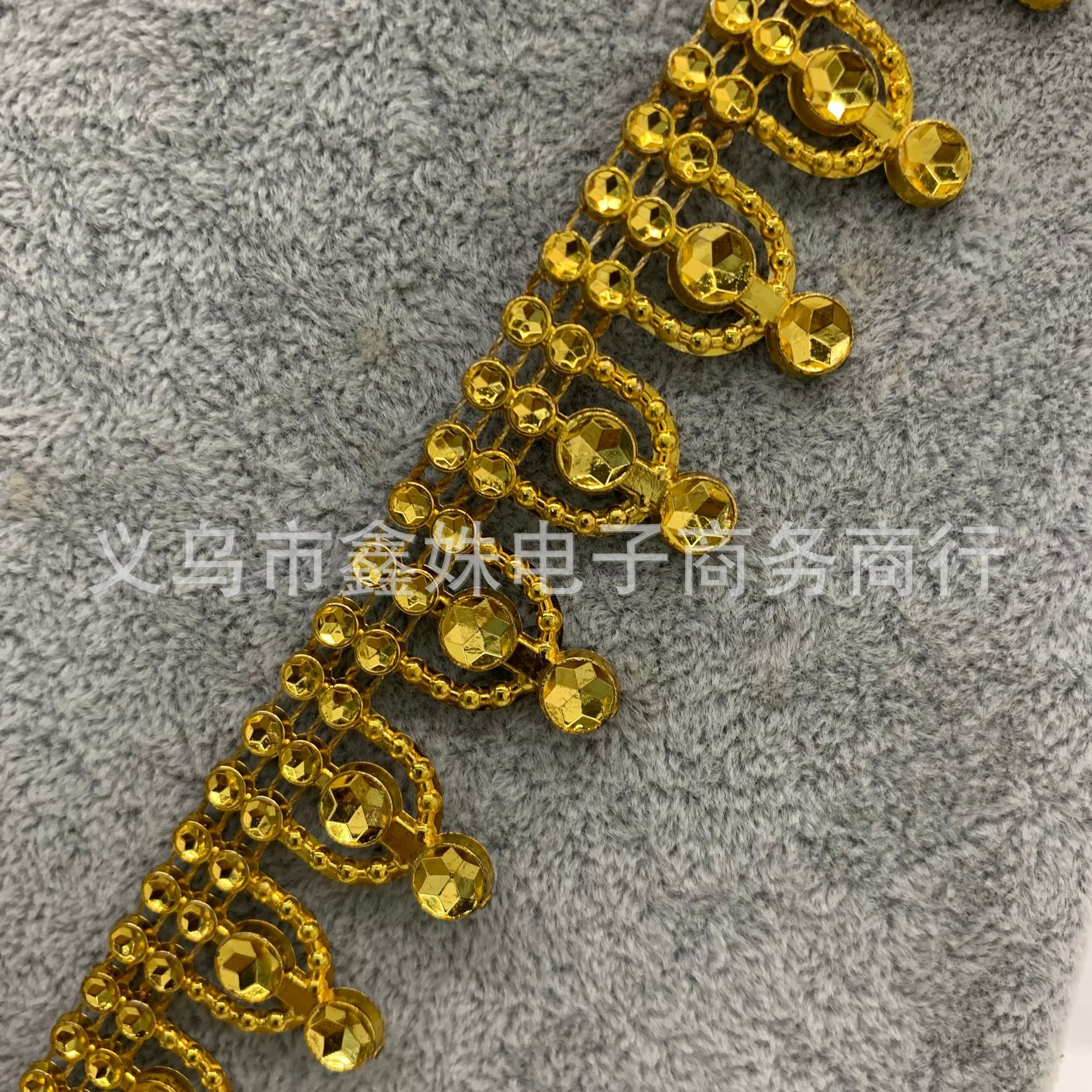 • قطع من الألواح المصنوعة من البلاستيك المغلفة بالأسلاك (UVV) وقطع غيار للملابس الوطنية Specification image