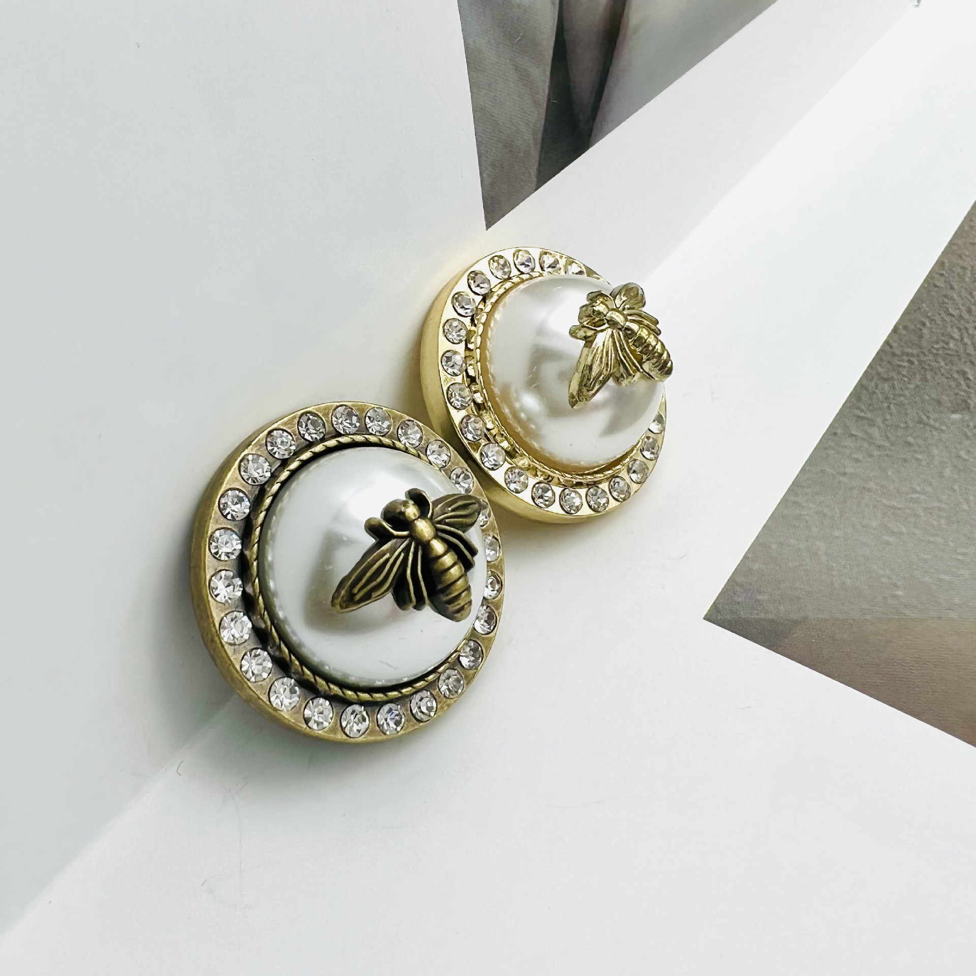 Stylish Diamond-Studded Pearl Bee Metal Button Small Scented Coat Tweed Knit Buckle With All Decorative Buttons details Picture