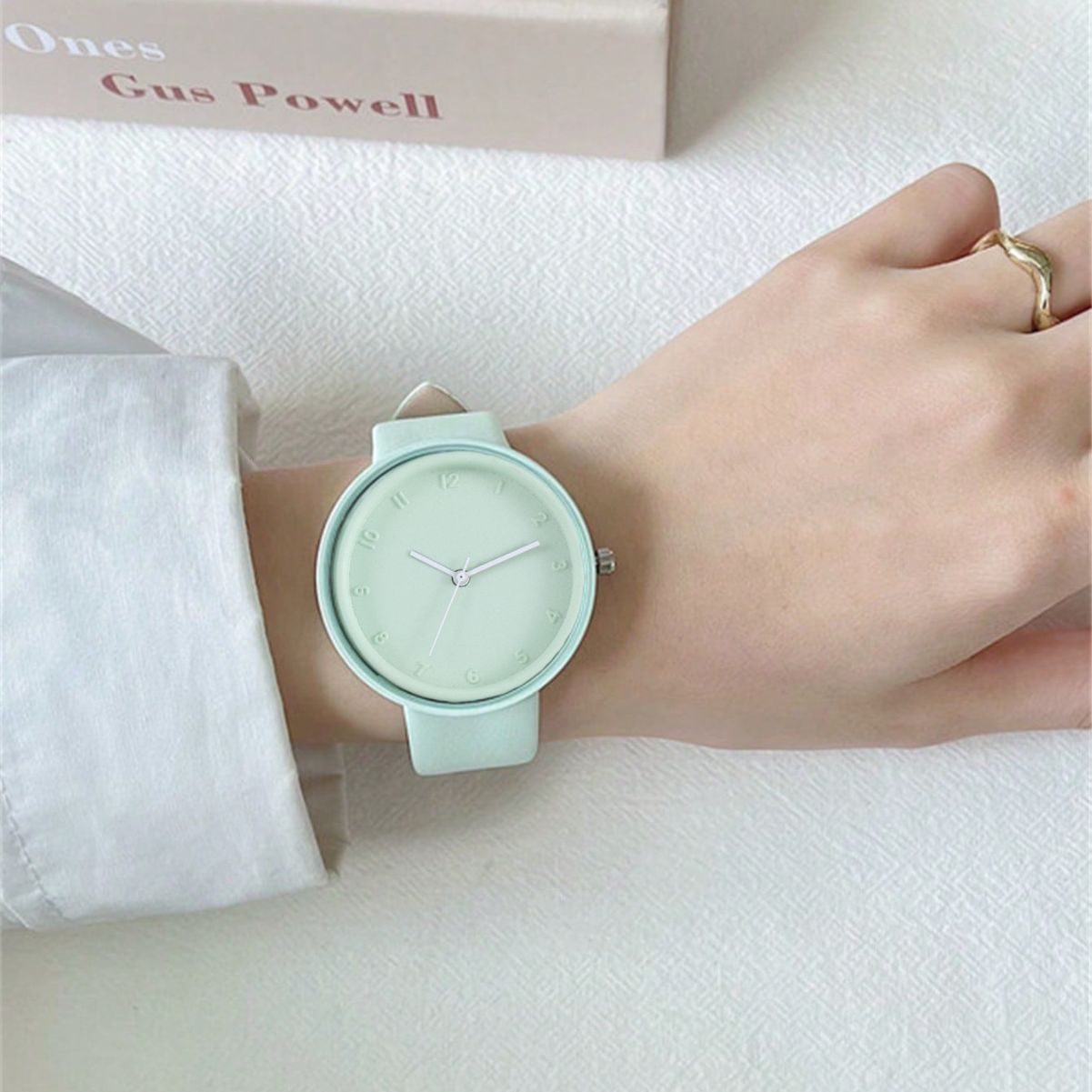 This is a stylish macaron color scheme with a unique and simple design. It's a quartz watch for boys and girls, featuring an Instagram retro forest style that goes well with all kinds of outfits