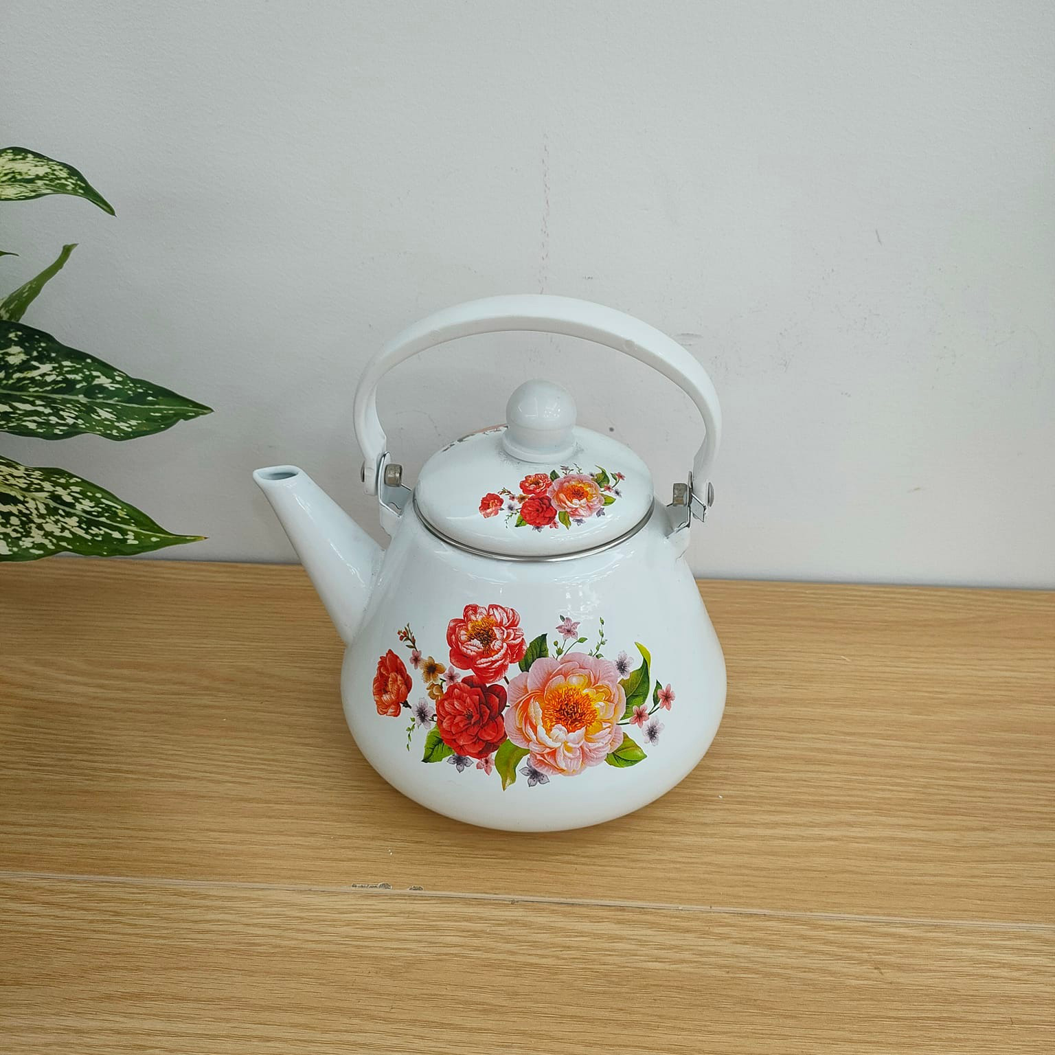 现货批发花色随机搪瓷水壶三角壶白底水花1.5L搪瓷茶壶凉水壶