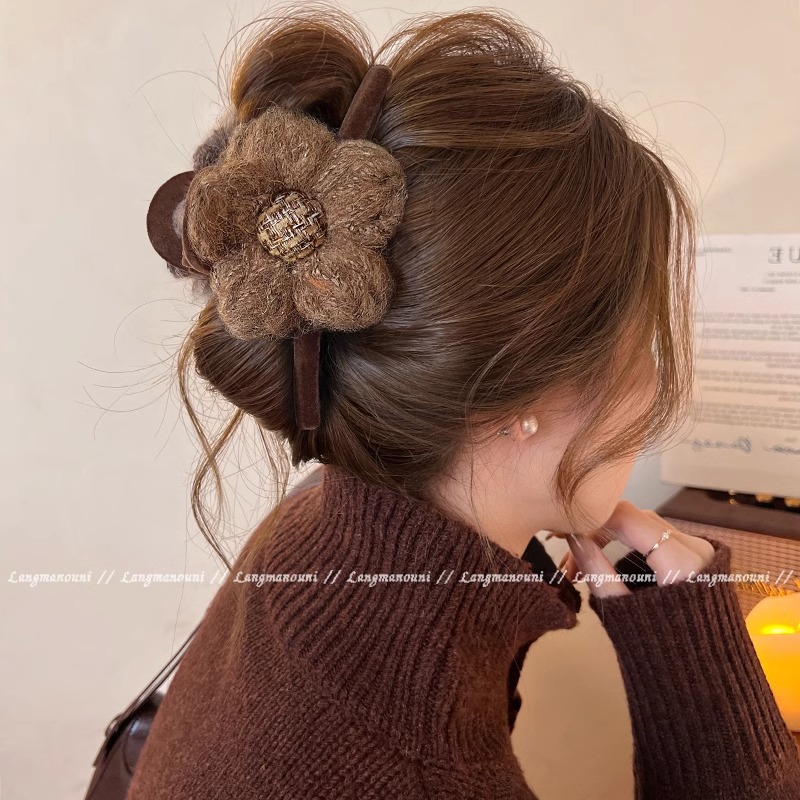 毛绒花朵抓夹女2025新款高级感后脑勺发夹大号鲨鱼夹头饰发卡