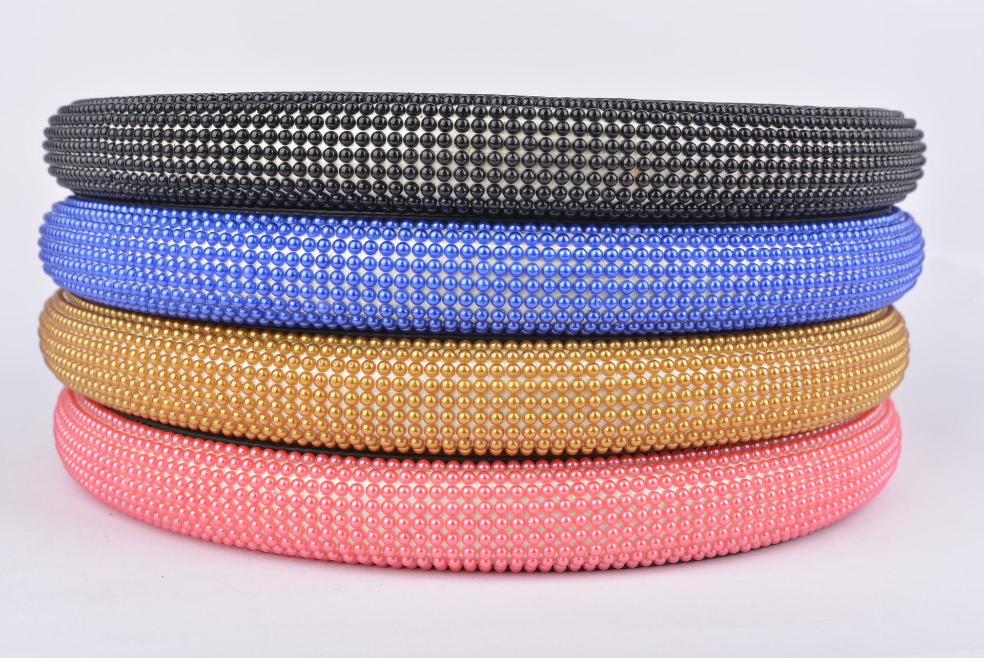 A new hand-woven all-season universal anti-slip, breathable and sweat-absorbing car summer bead steering wheel cover Item Picture