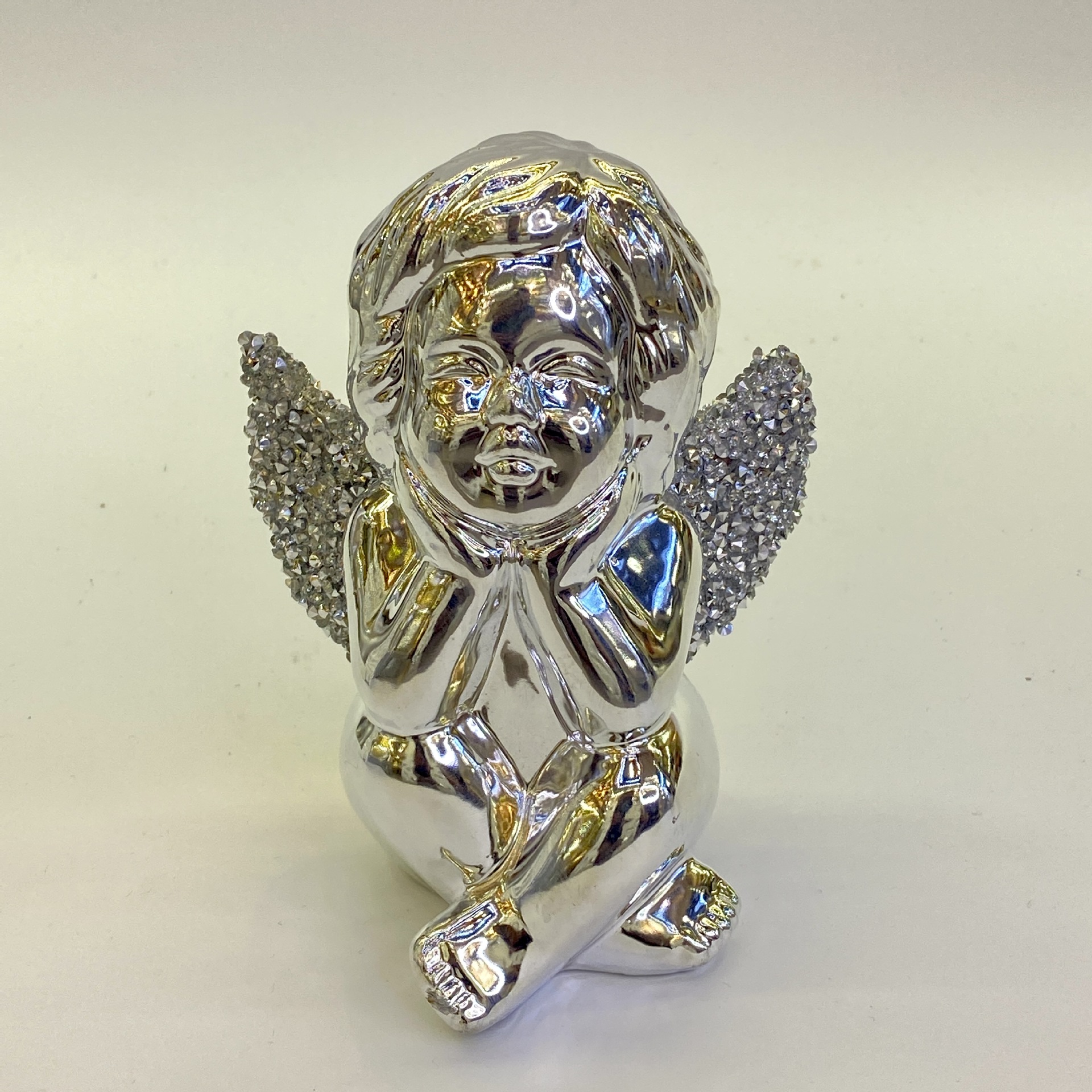 Abstract sculptures for living rooms, entrance halls, sample rooms, hotel handicrafts, direct supply from the factory, creative handicrafts, gold and silver electroplated apple ornaments, golden castle vases, handicrafts, factory wholesale Application Scenario