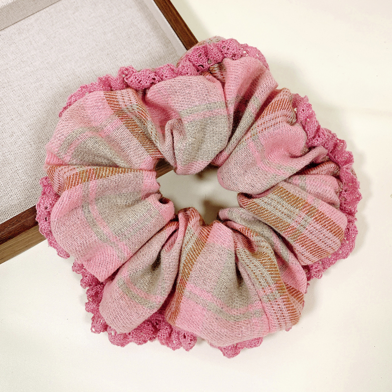 Autumn and winter extra-large large intestine hair band, Korean high-end high-elasticity rubber band hair tie, ladies' hair tie, hair accessory Application Scenario