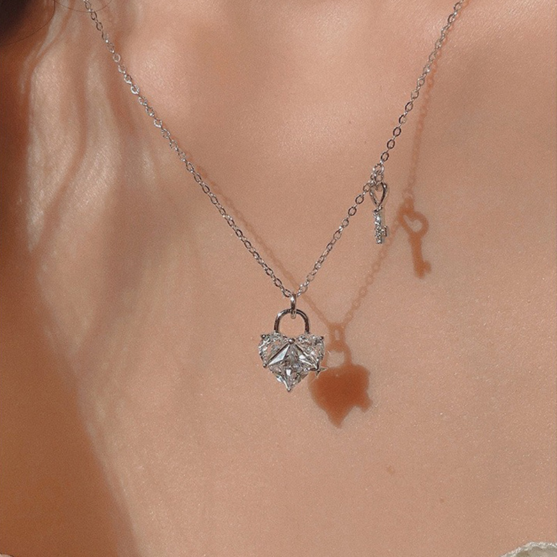 Titanium Steel Fashion Design Love Necklace Girl Small Diamond Heart Key Network Red Collarbone Chain Specification drawing