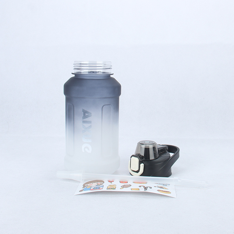 Progressive Color Portable Straw Large Capacity Plastic Cup With Latch Clamshell Fashion Fitness Outdoor Plastic Cup Handsome Application Scenario