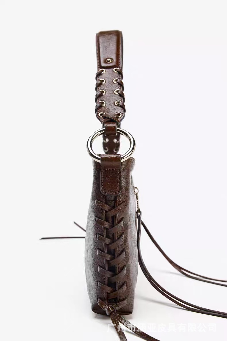 Z家厂家直销秋季新品复古大容量手提包铆钉穿绳手腕包旅行单肩包详情3